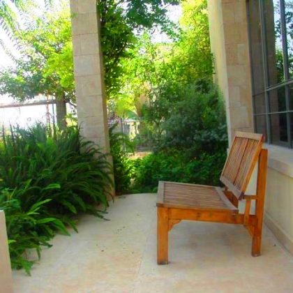 ספסל במרפסת